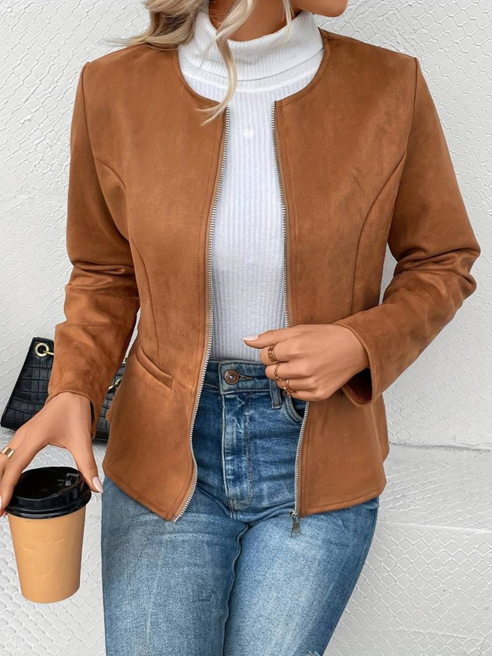 De Marigold jas combineert strakke elegantie met veelzijdige stijl. Deze moderne jas met ritssluiting en getailleatherde pasvorm is perfect voor casual uitjes, Coffeedates en als extra laag op koelere dagen. Verkrijgbaar in Brown en Black, maten S-2XL. Ideaal voor zowel casual als semi-formele looks. Voeg verfijning toe aan je garderobe en blijf stijlvol en comfortabel de hele dag door. Bestel nu en upgrade je dagelijkse stijl met de Marigold!