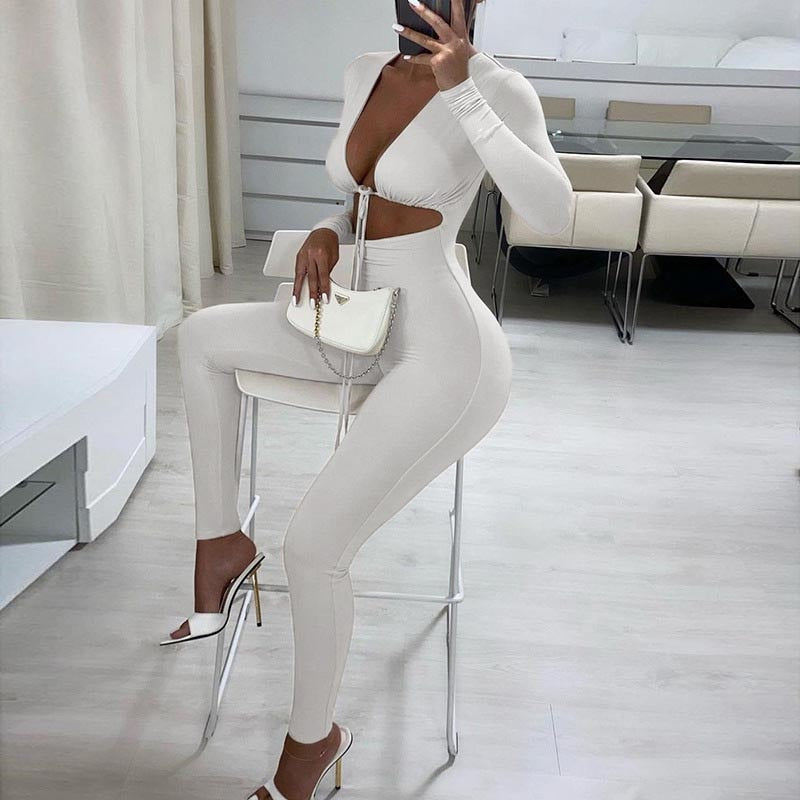 De Nanja jumpsuit is een trendy en veelzijdige keuze voor vrouwen die op zoek zijn naar een stijlvolle en comfortabele outfit. Met zijn moderne design en hoogwaardige polyester stof is deze jumpsuit perfect voor zowel casual als formele gelegenheden. Verkrijgbaar in de Colouren beige, White en Black, en in de maten XS tot 2XL, biedt de Nanja jumpsuit een flatterende pasvorm voor elke vrouw. Upgrade je garderobe met deze modieuze must-have en maak een statement bij elke gelegenheid.