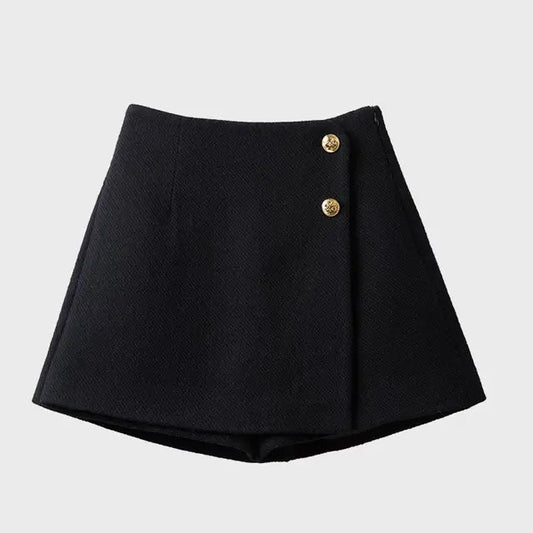 Nomala is een stijlvolle A-lijn rok short die tijdloze elegantie en comfort combineert. Het flatterende ontwerp en hoogwaardige polyester zorgen voor een soepele, comfortabele pasvorm. Perfect voor casual en formele gelegenheden, zoals een dagje uit of een avond met vrienden. Verkrijgbaar in Black en Apricot, maten XS-2XL. Upgrade je garderobe met Nomala en ervaar de perfecte mix van stijl en functionaliteit. Bestel nu en straal zelfvertrouwen uit bij elke gelegenheid!