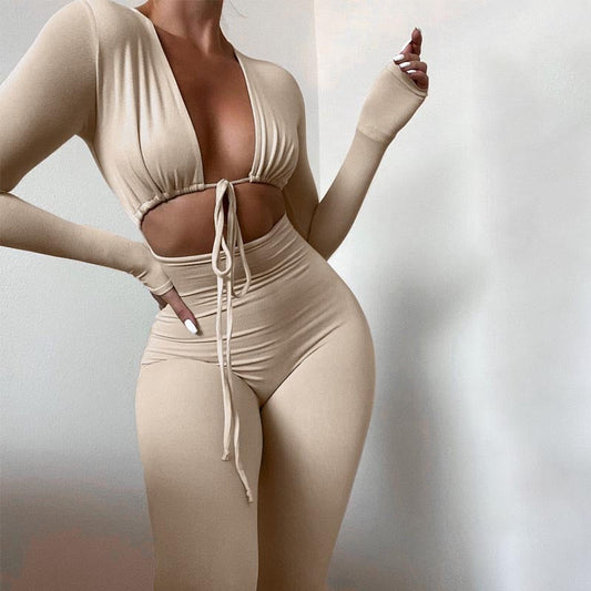 De Nanja jumpsuit is een trendy en veelzijdige keuze voor vrouwen die op zoek zijn naar een stijlvolle en comfortabele outfit. Met zijn moderne design en hoogwaardige polyester stof is deze jumpsuit perfect voor zowel casual als formele gelegenheden. Verkrijgbaar in de Colouren beige, White en Black, en in de maten XS tot 2XL, biedt de Nanja jumpsuit een flatterende pasvorm voor elke vrouw. Upgrade je garderobe met deze modieuze must-have en maak een statement bij elke gelegenheid.