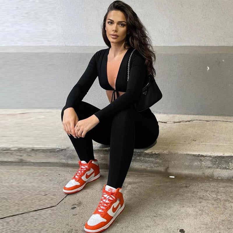 De Nanja jumpsuit is een trendy en veelzijdige keuze voor vrouwen die op zoek zijn naar een stijlvolle en comfortabele outfit. Met zijn moderne design en hoogwaardige polyester stof is deze jumpsuit perfect voor zowel casual als formele gelegenheden. Verkrijgbaar in de Colouren beige, White en Black, en in de maten XS tot 2XL, biedt de Nanja jumpsuit een flatterende pasvorm voor elke vrouw. Upgrade je garderobe met deze modieuze must-have en maak een statement bij elke gelegenheid.