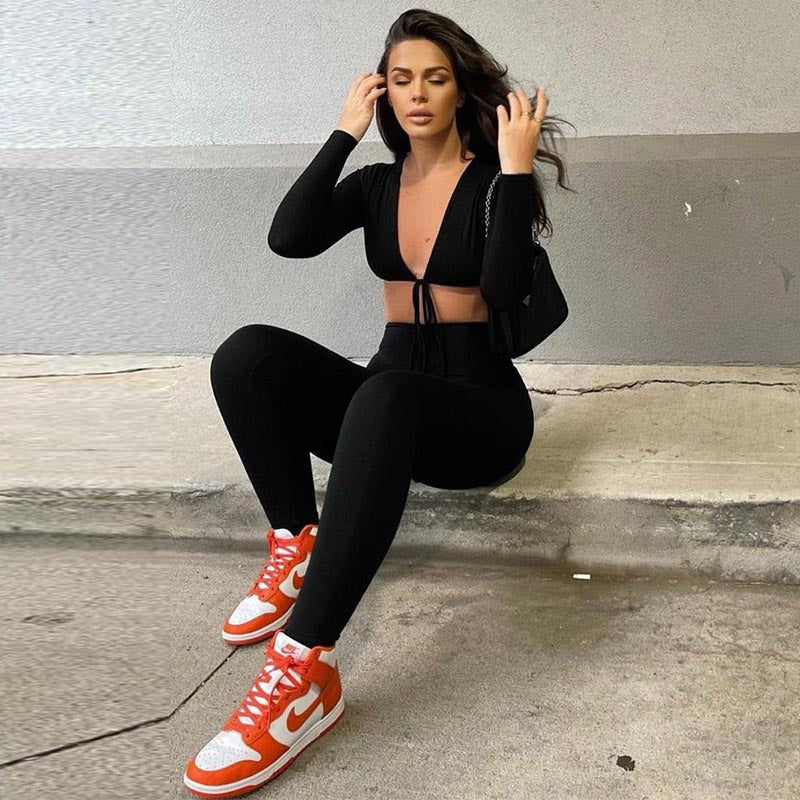 De Nanja jumpsuit is een trendy en veelzijdige keuze voor vrouwen die op zoek zijn naar een stijlvolle en comfortabele outfit. Met zijn moderne design en hoogwaardige polyester stof is deze jumpsuit perfect voor zowel casual als formele gelegenheden. Verkrijgbaar in de Colouren beige, White en Black, en in de maten XS tot 2XL, biedt de Nanja jumpsuit een flatterende pasvorm voor elke vrouw. Upgrade je garderobe met deze modieuze must-have en maak een statement bij elke gelegenheid.