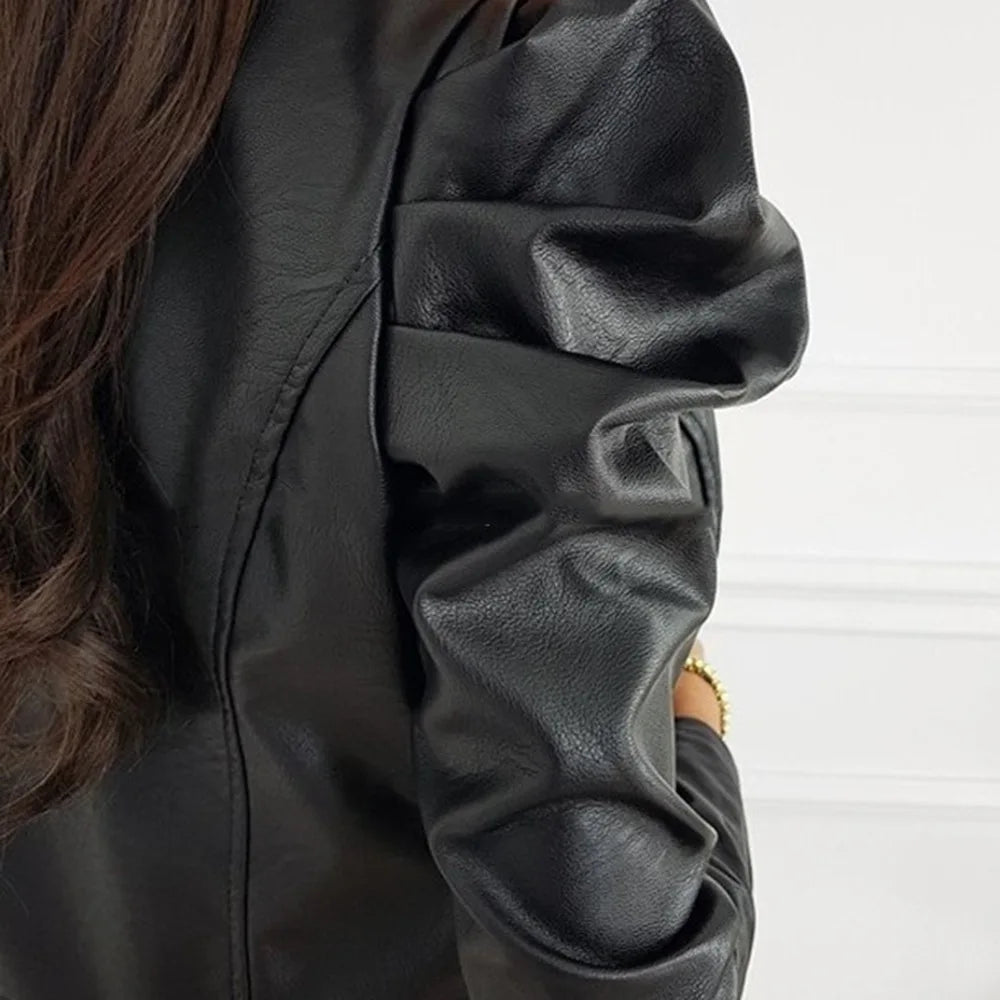 vrouw in PU-leren jas met pofmouwen, korte taille en o-kraag