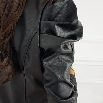 vrouw in PU-leren jas met pofmouwen, korte taille en o-kraag