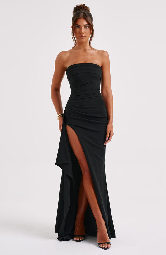 vrouw in elegante maxi jurk met hoge split en off-shoulder design