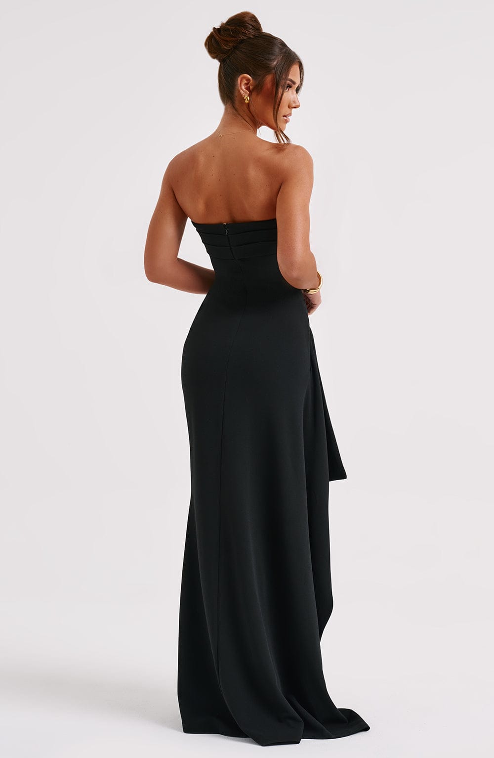 vrouw in elegante maxi jurk met hoge split en off-shoulder design