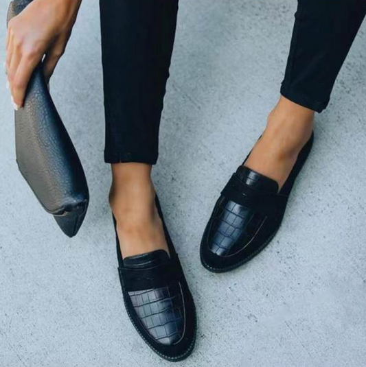 vrouw in luxe leren oxford schoenen