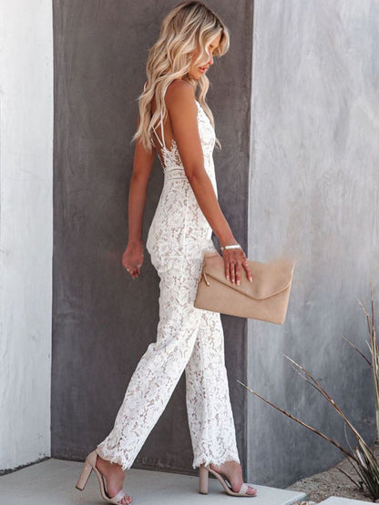 Audrina is een luxe mouwloze jumpsuit met een diepe kanten v-hals, perfect voor een avondje uit. Verkrijgbaar in White, Black, Red en Navy, en maten XS t/m 2XL. De mix van katoen en polyester biedt een comfortabele pasvorm, terwijl de verfijnde kanten details een extra vleugje elegantie toevoegen. Het elegante silhouet flatteert je figuur en creëert een look die zowel sexy als geraffineerd is. Bestel Audrina voor een stijlvolle, zelfverzekerde uitstraling.